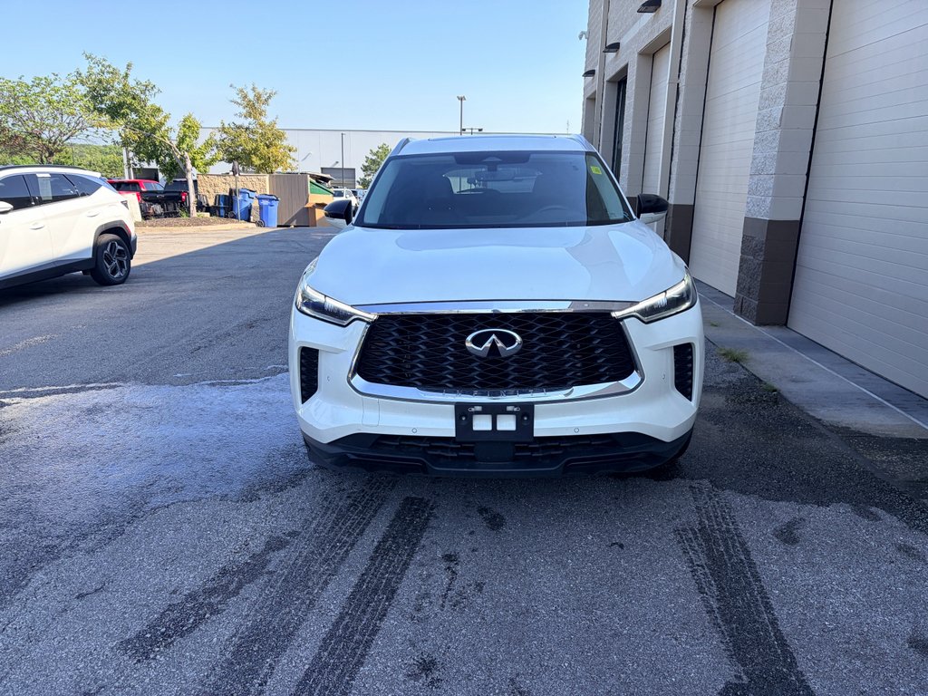 Used 2024 Majestic White INFINITI LUXE image 2