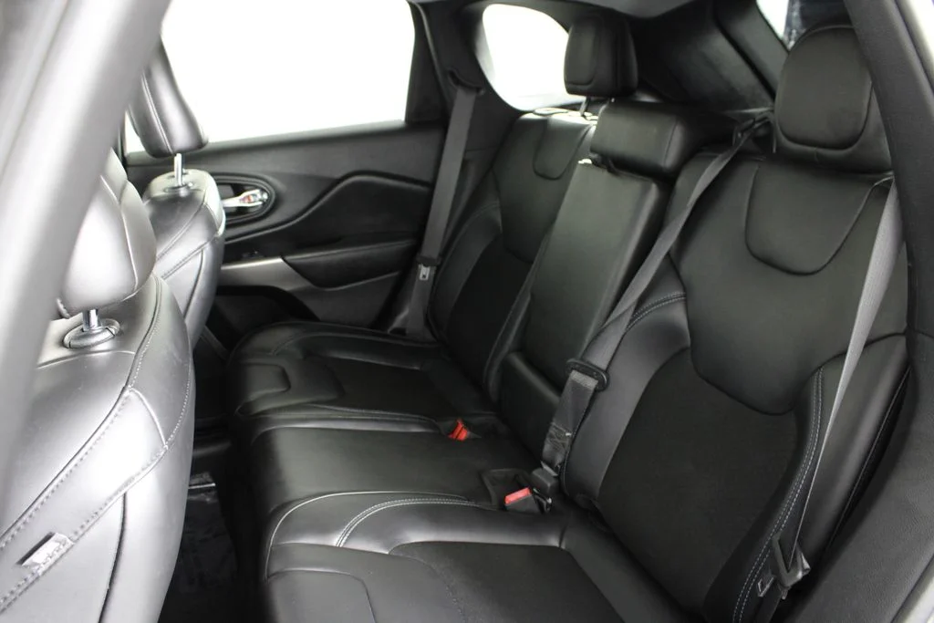 Used 2020 Gray Jeep Latitude Plus image 19