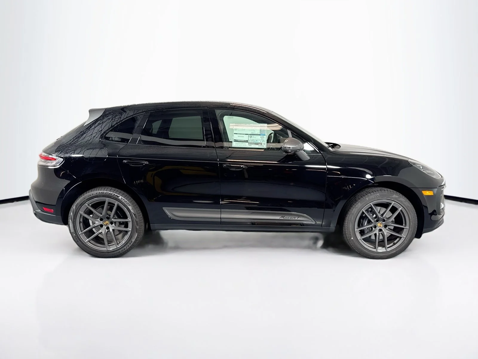 2026 Porsche Macan T - Photo 8