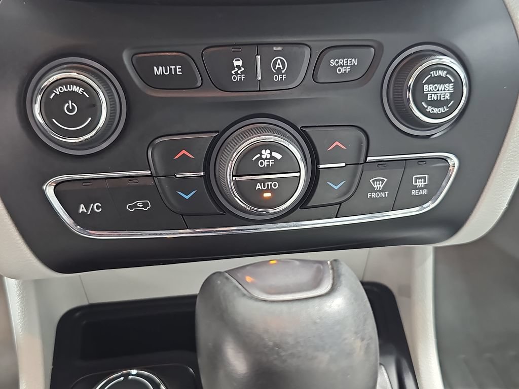 Used 2020 White Jeep Limited 4x4 image 28