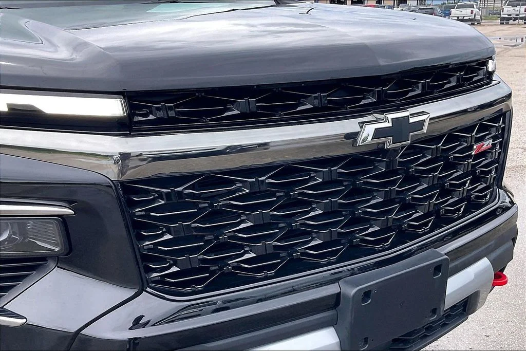 Used 2025 Black Chevrolet Z71 image 34
