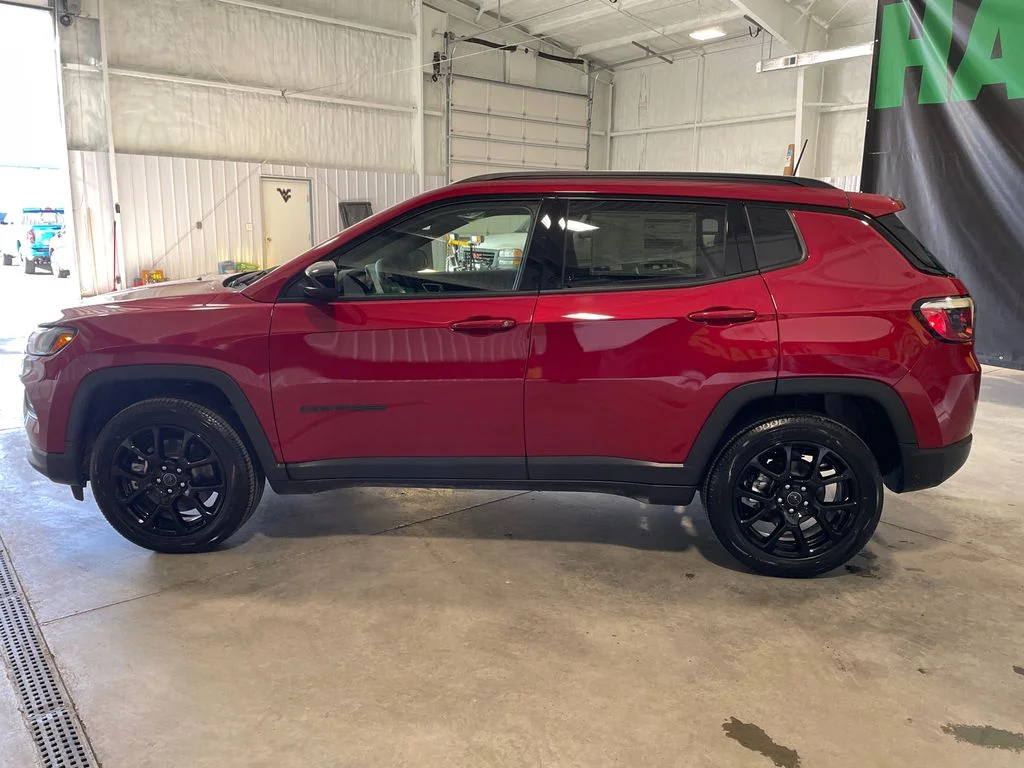 New 2026 Red Hot Pearlcoat Jeep Latitude Altitude image 9