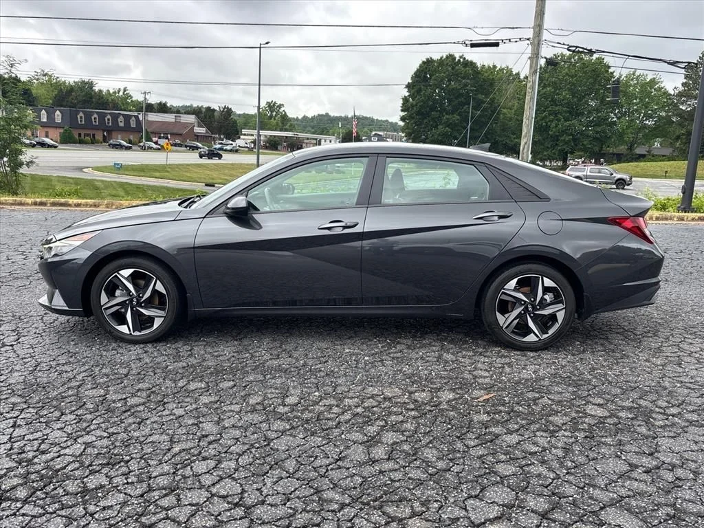 Used 2023 Gray Hyundai SEL image 4