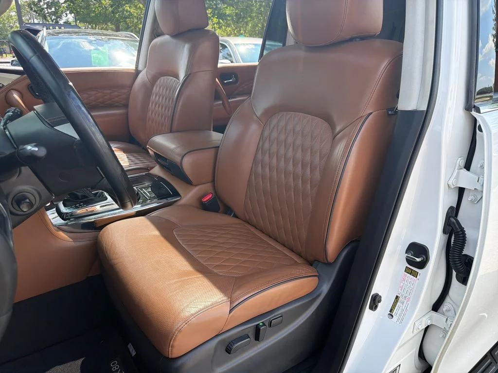 Used 2018 Moonstone White INFINITI  image 31