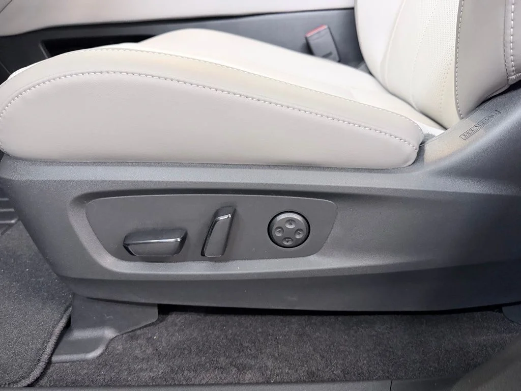 New 2027 RADIANT WHITE INFINITI Luxe FWD image 13