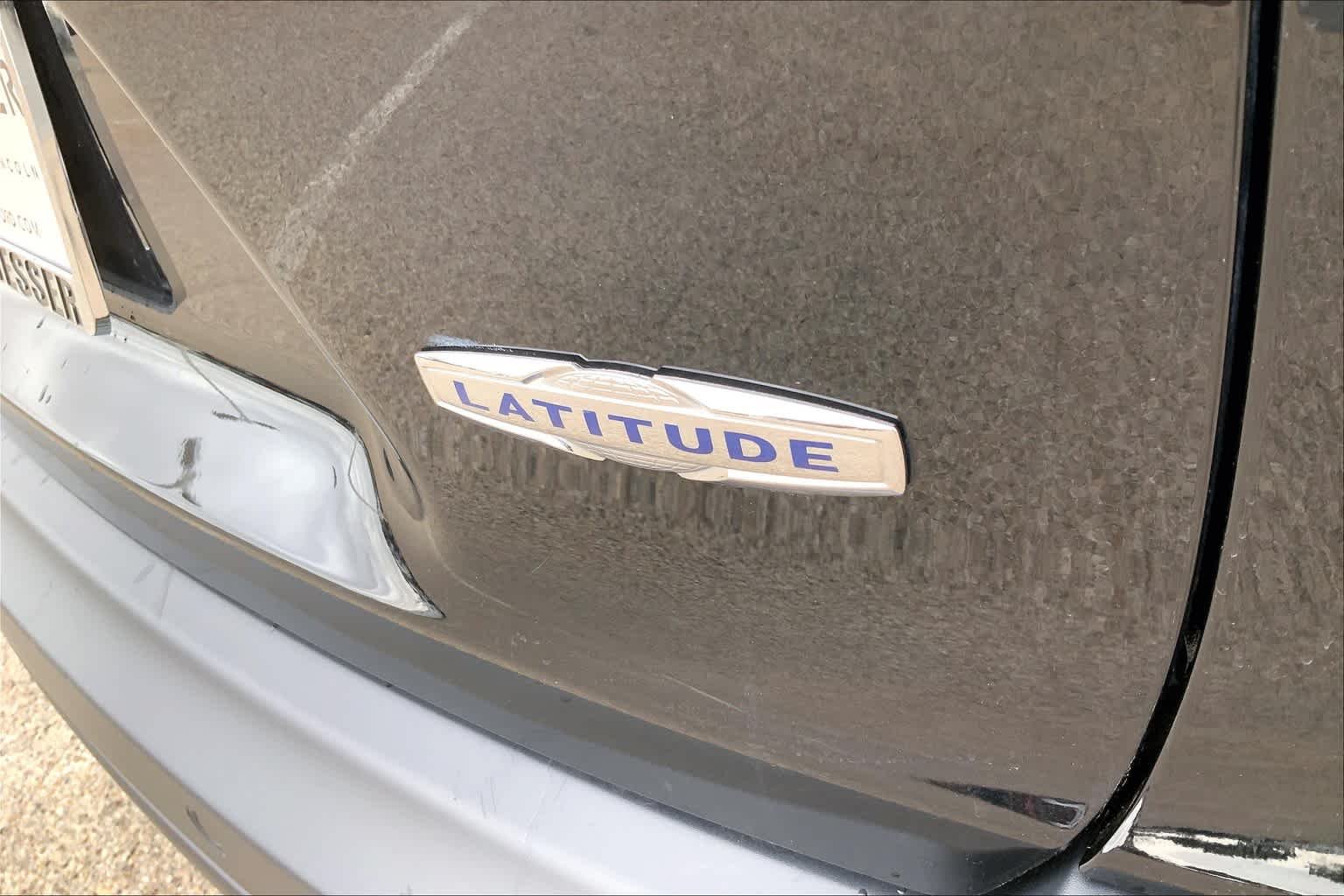 Used 2019 Diamond Black Crystal Pearlcoat Jeep Latitude Plus image 10