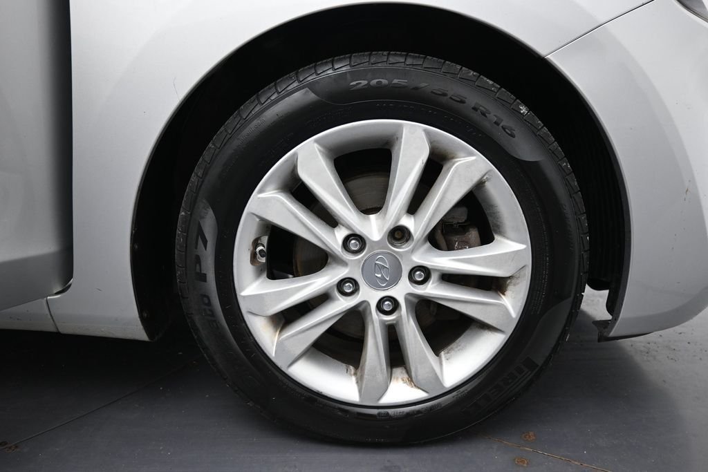 Used 2013 Shimmering Silver Metallic Hyundai Base image 32