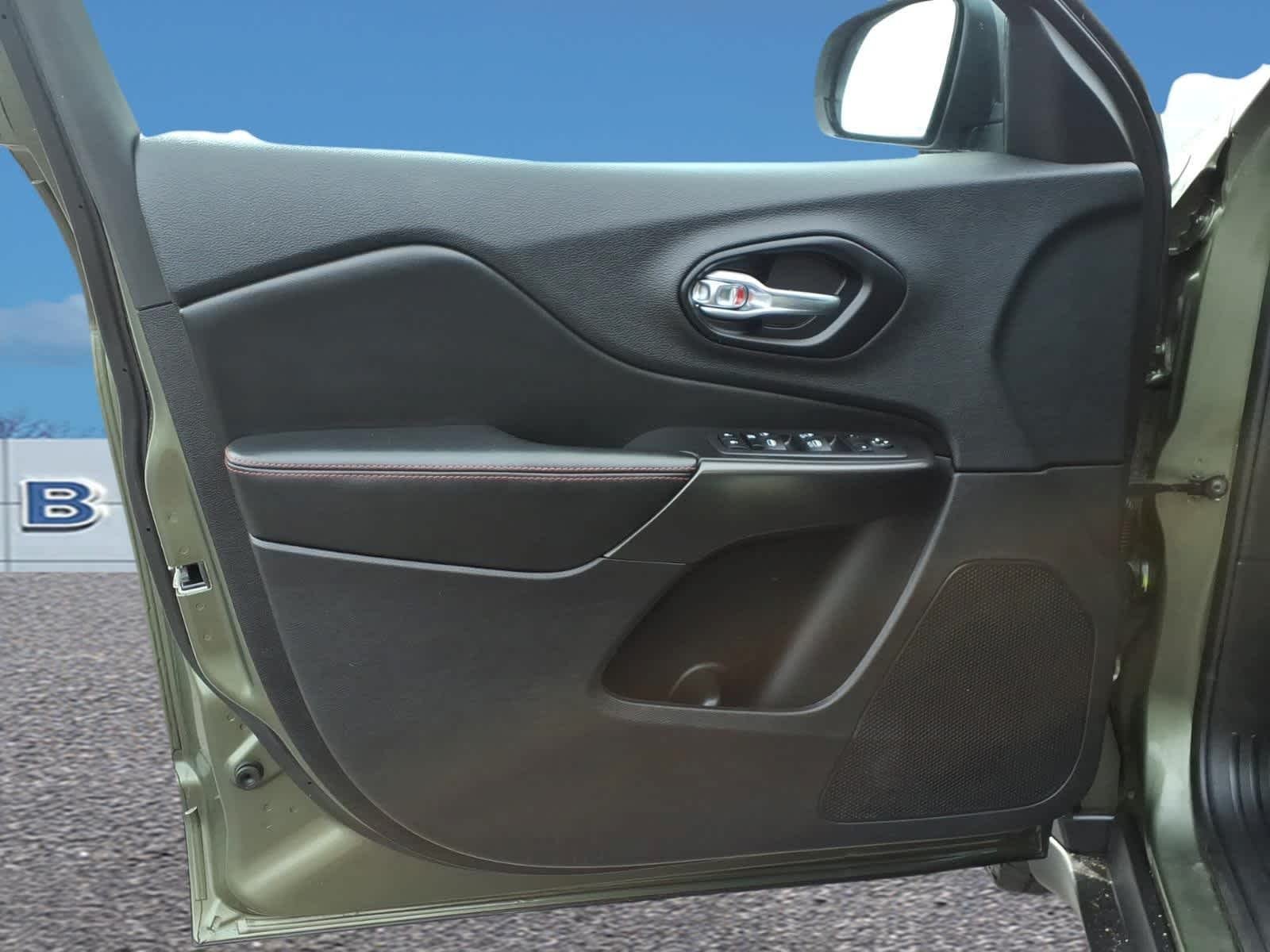 Used 2021 Olive Green Pearlcoat Jeep Trailhawk image 11