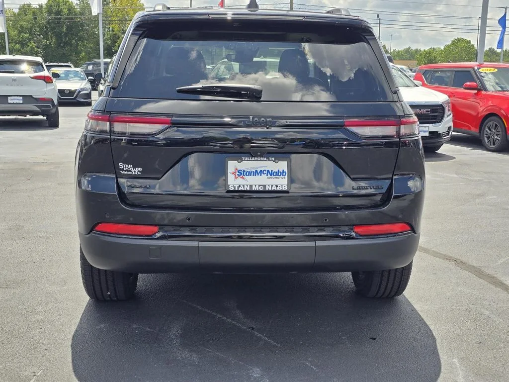 Used 2023 Diamond Black Crystal Pearlcoat Jeep Limited image 6