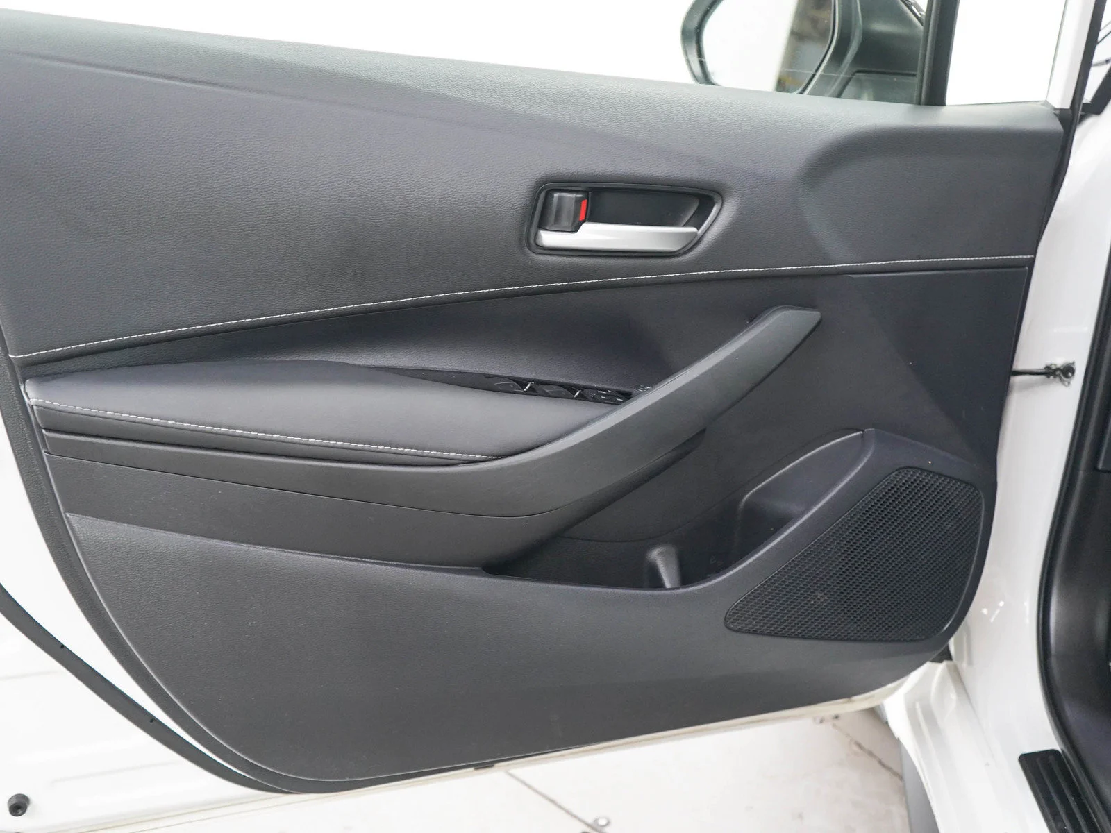 Used 2022  Toyota SE image 16