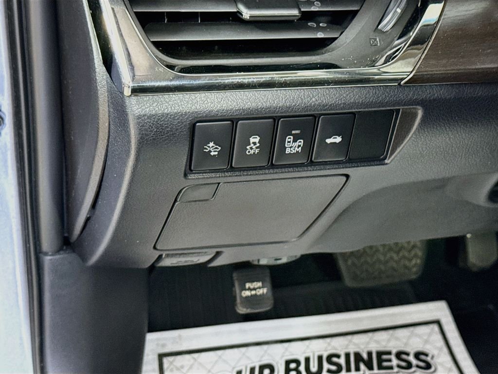 Used 2018 Magnetic Gray Metallic Toyota Hybrid XLE Premium image 10