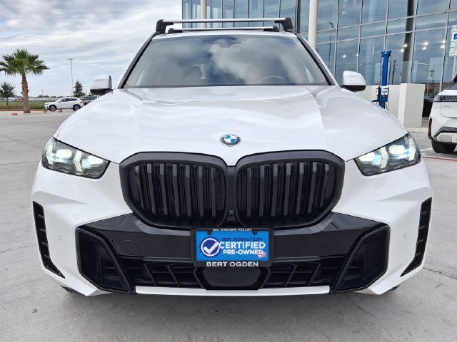 Used 2024 White BMW sDrive40i image 3