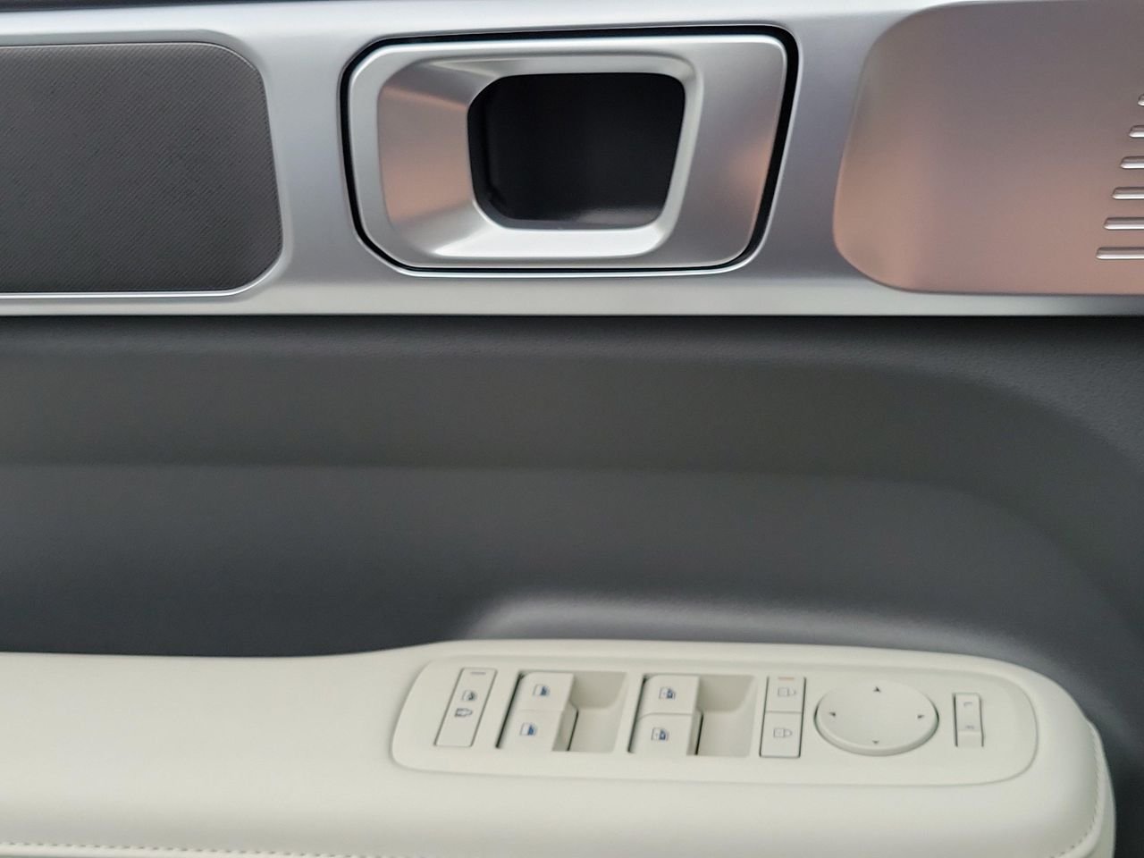 New 2027 Shimmering Silver Hyundai SEL image 11