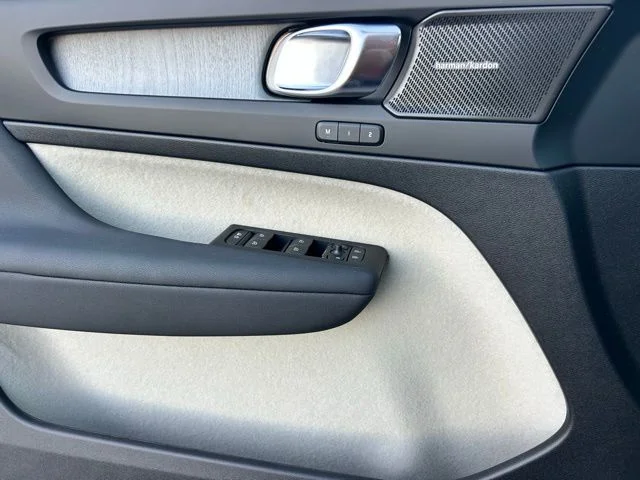 2026 Volvo XC40 Ultra - Photo 13