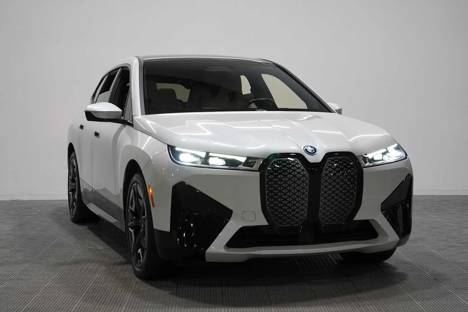 Certified Used 2024 Mineral White Metallic BMW xDrive50 image 3