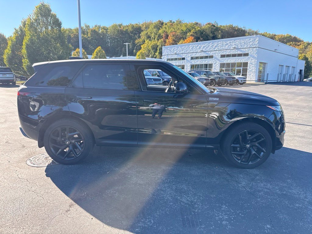 Used 2025 Santorini Black Metallic Land Rover SE image 7