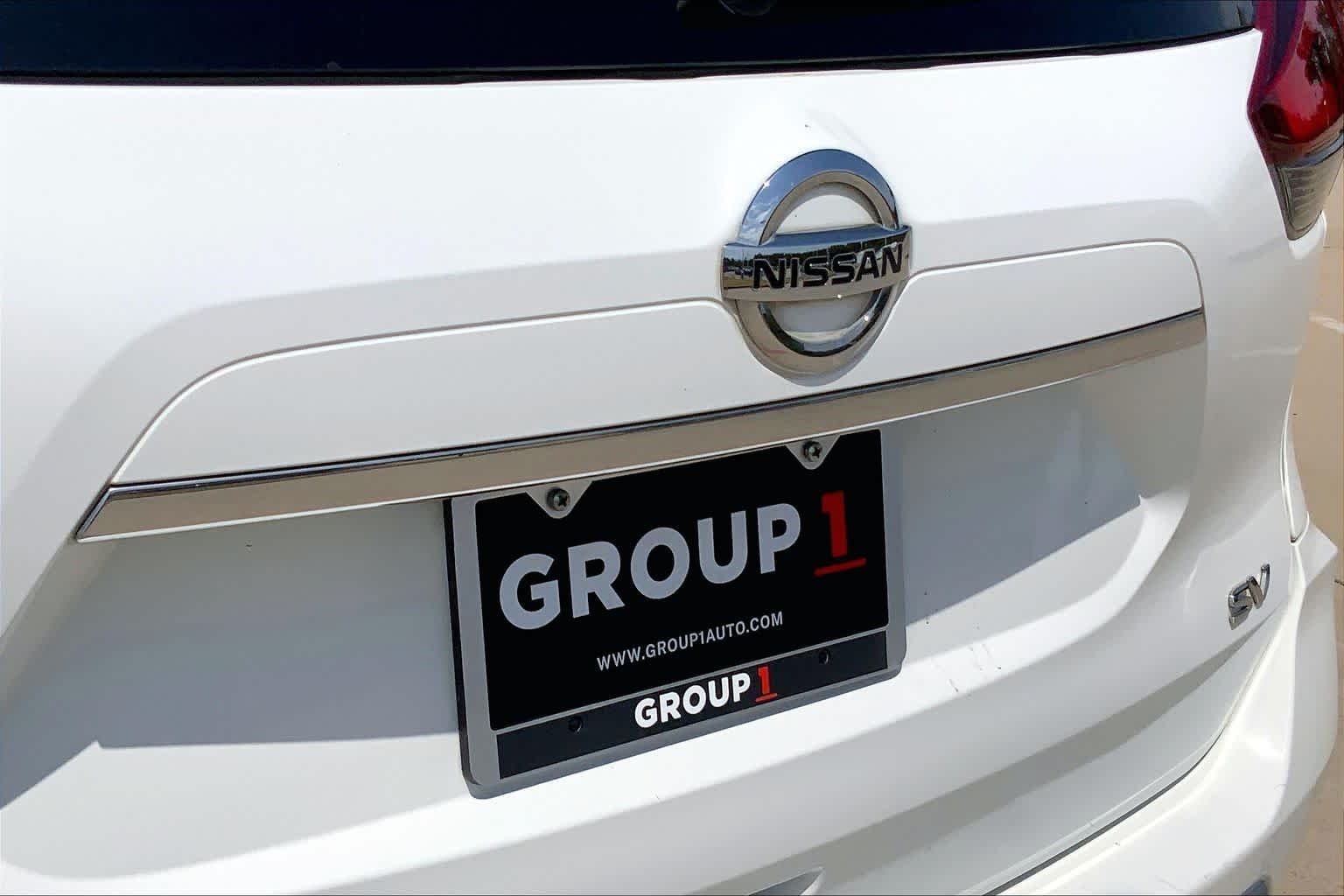 Used 2017 Glacier White Nissan SV image 29