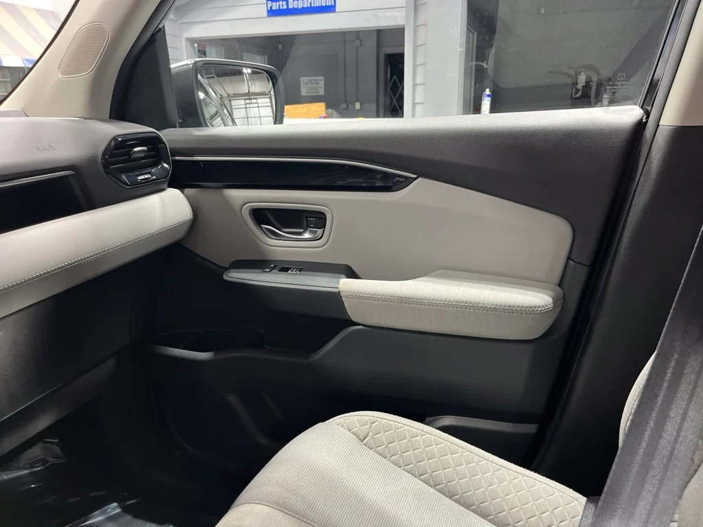 2023 Honda Pilot LX - Photo 15