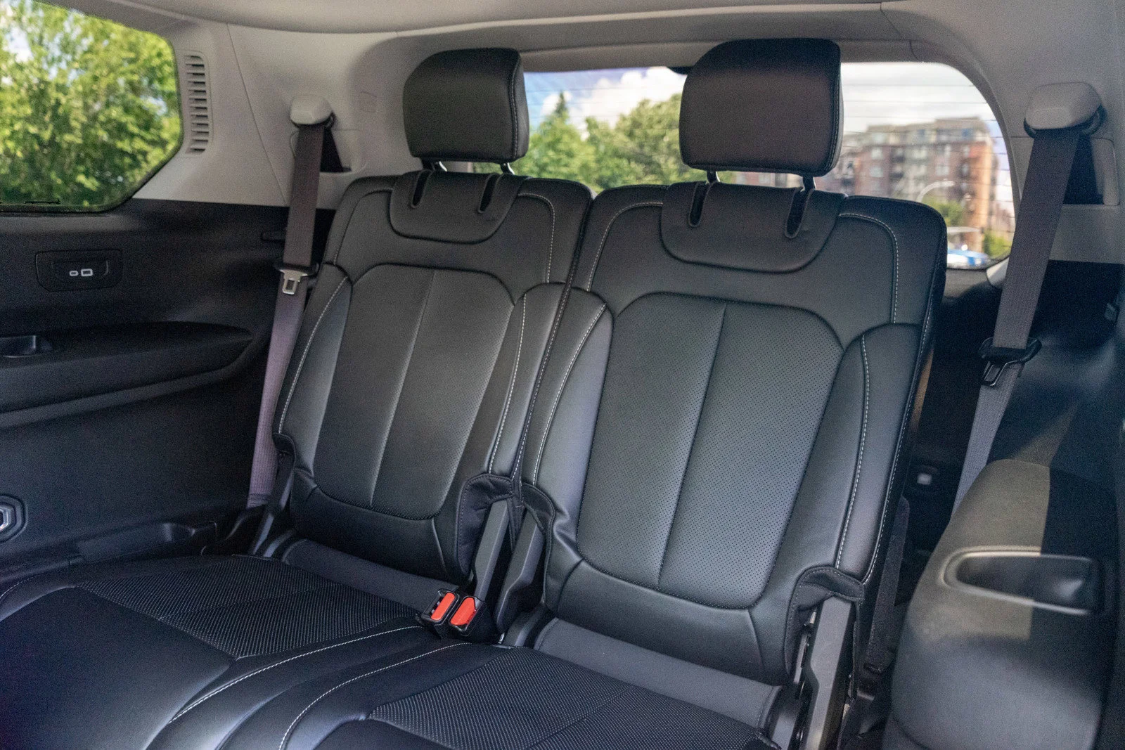 Used 2023 Diamond Black Crystal Pearlcoat Jeep Limited image 33