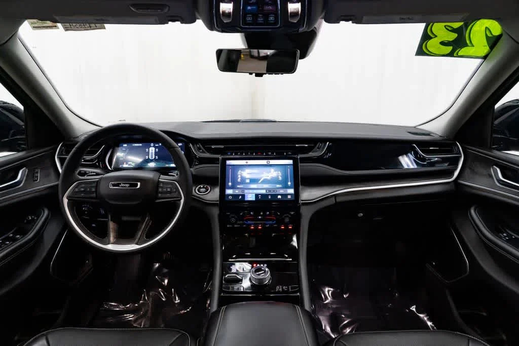 Used 2023 Diamond Black Crystal Pearlcoat Jeep  image 10