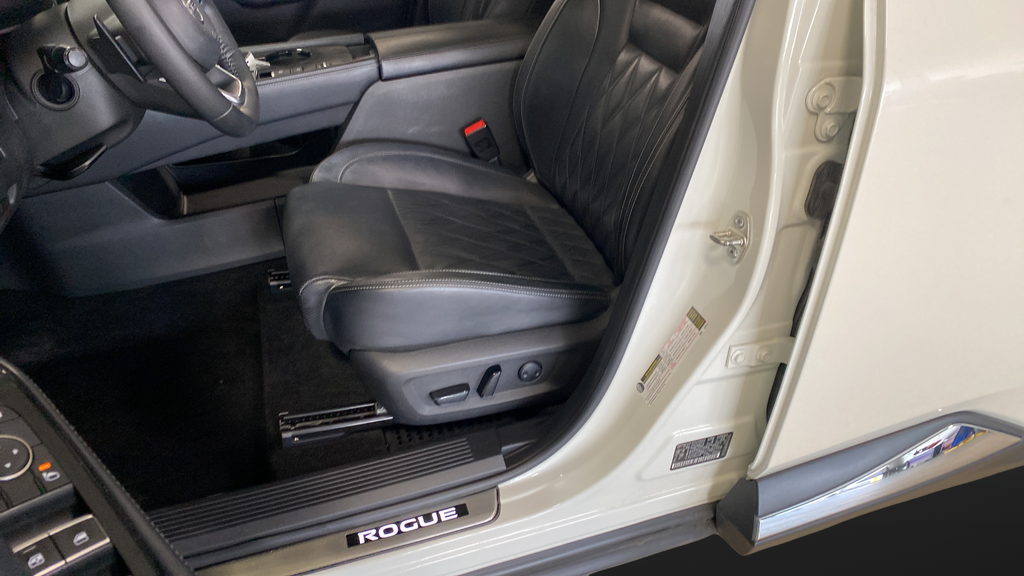 Used 2021 Pearl White Tricoat/Super Black Nissan Platinum image 9