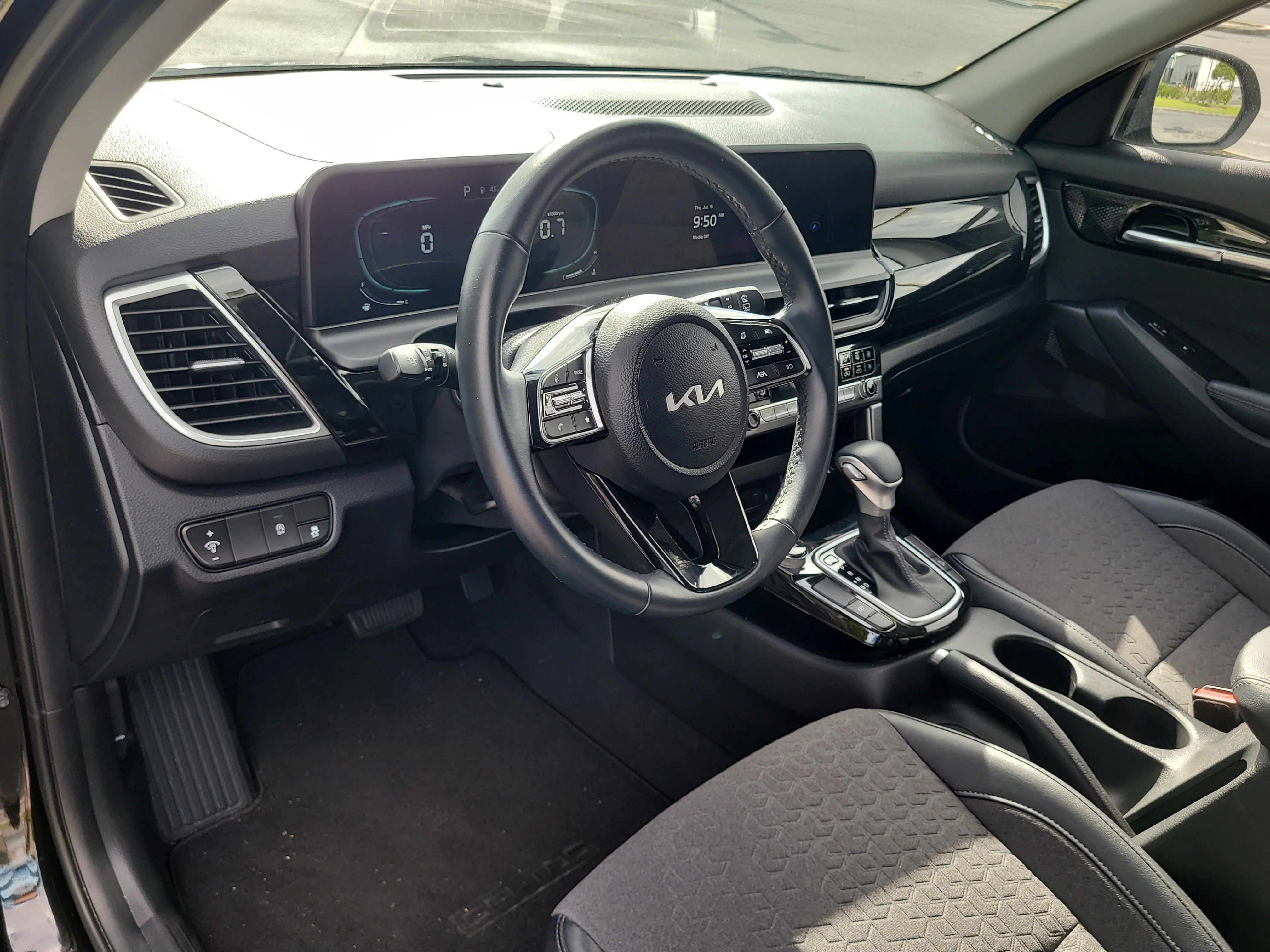 Used 2025 Fusion Black Kia S image 18
