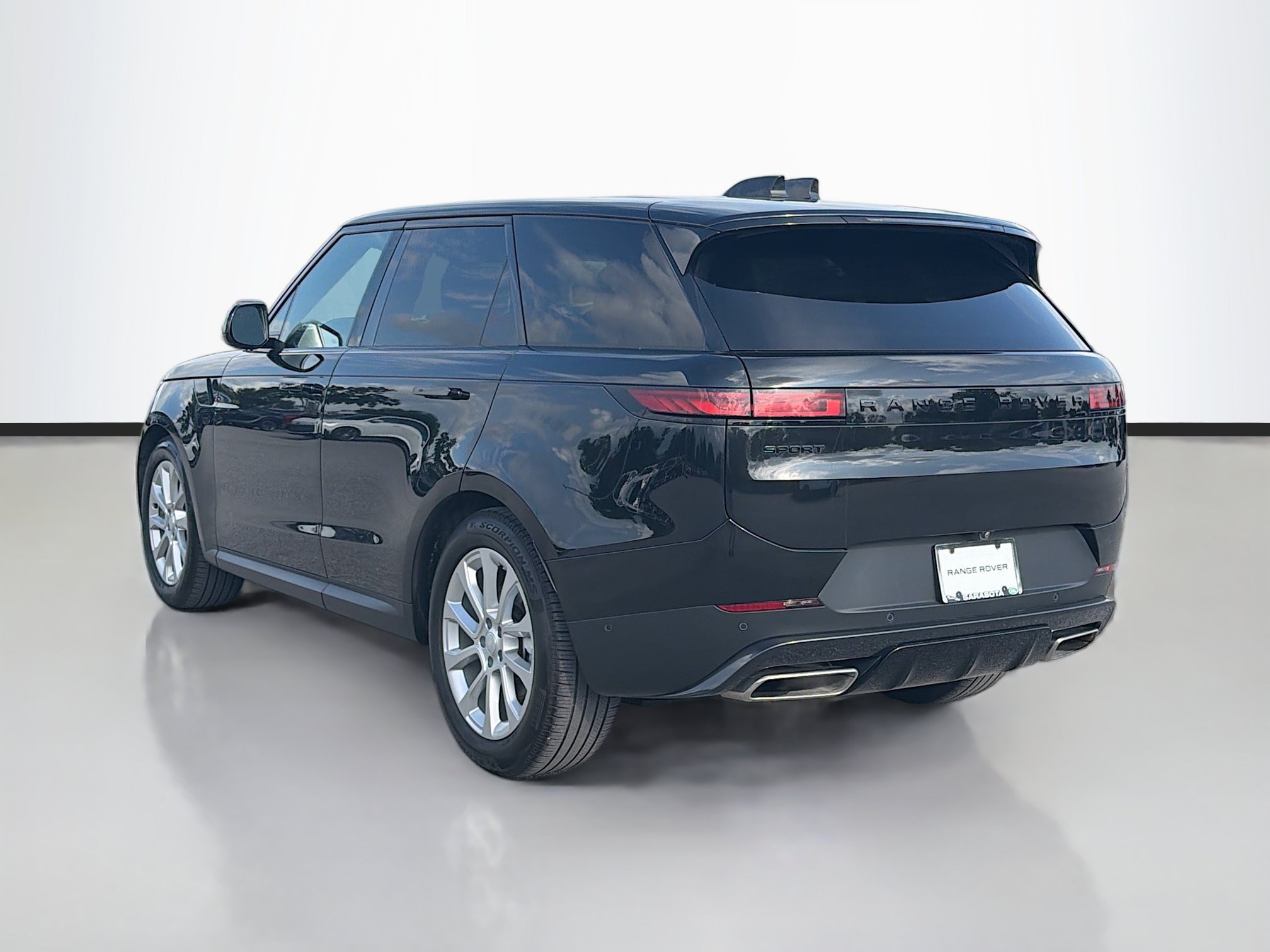 Used 2025 Santorini Black Metallic Land Rover SE image 3