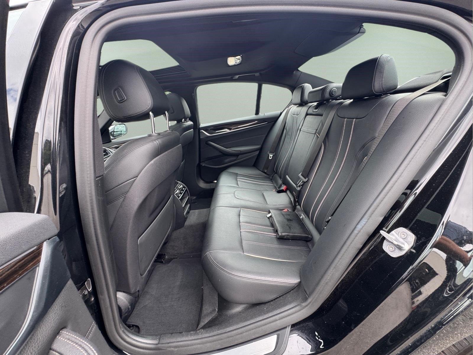 Used 2019 Black Sapphire Metallic BMW 530e iPerformance image 14