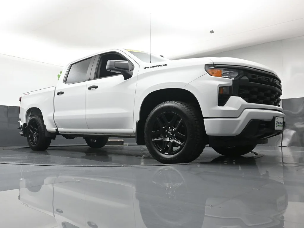 Used 2023 White Chevrolet Custom image 24