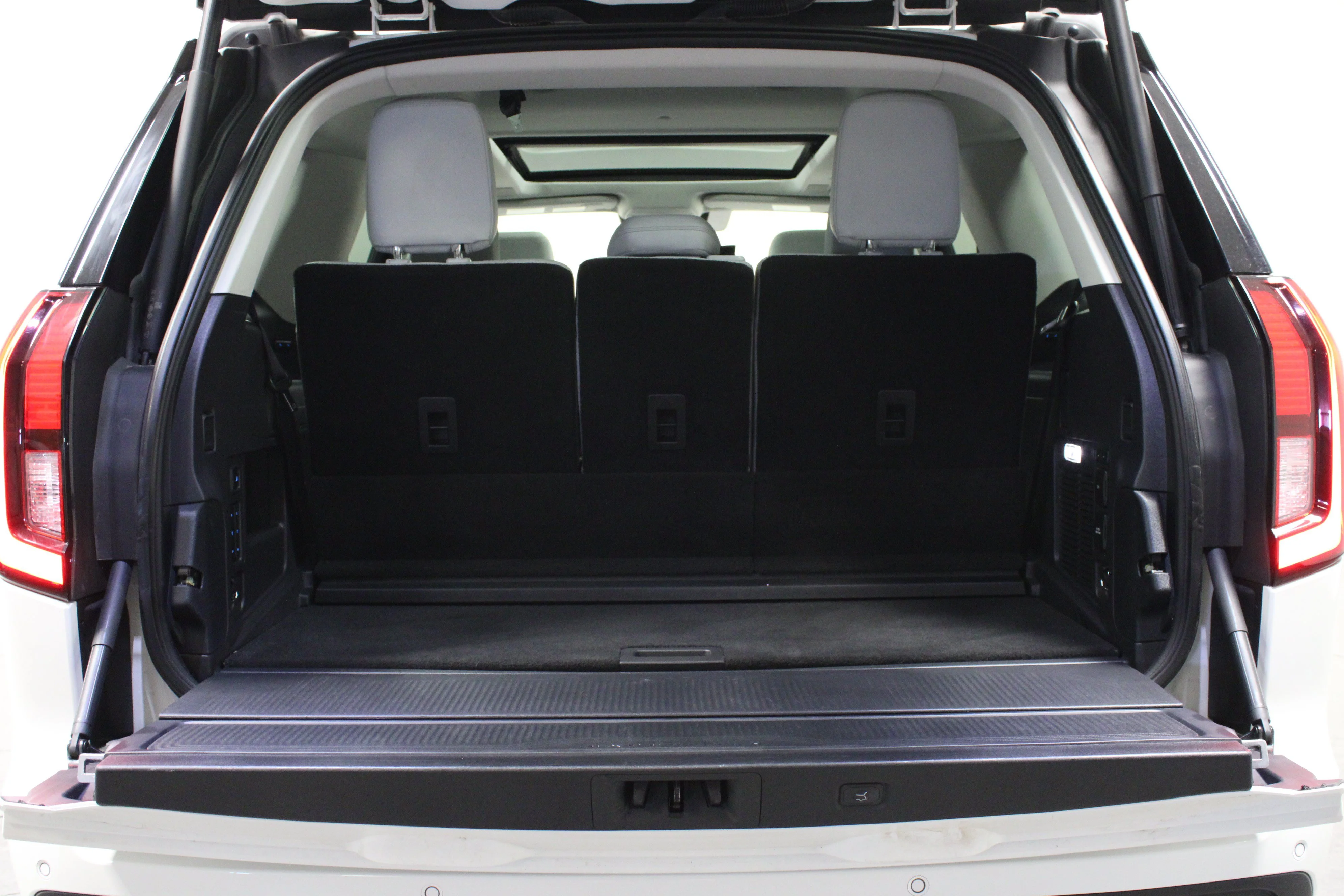 Used 2025 White Metallic Ford Platinum image 15
