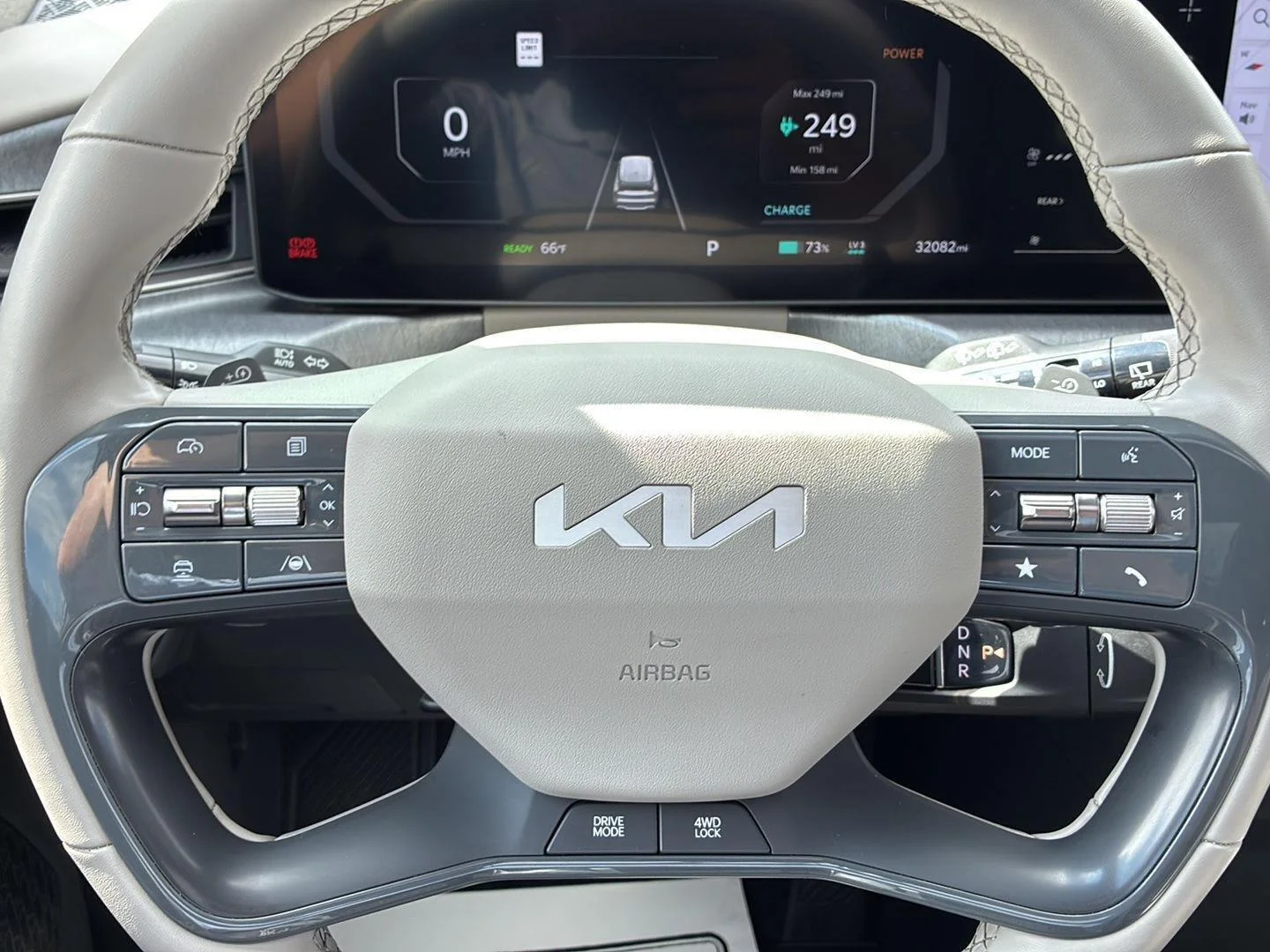 Used 2024 Snow White Pearl Kia Wind image 44