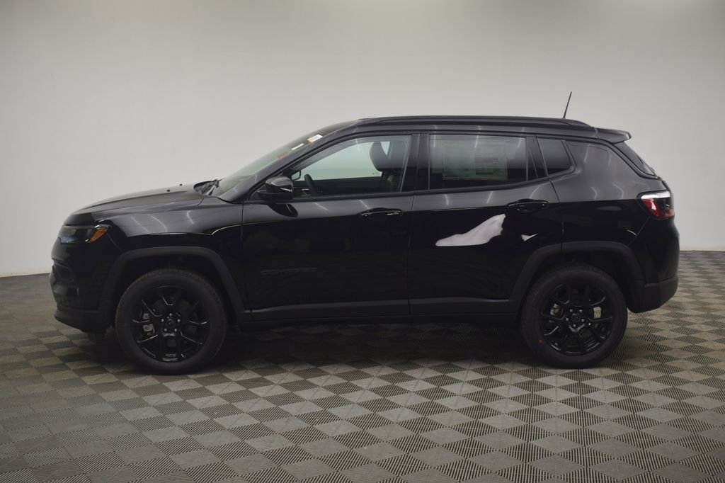 New 2026 Diamond Black Crystal Pearlcoat Jeep Latitude image 14
