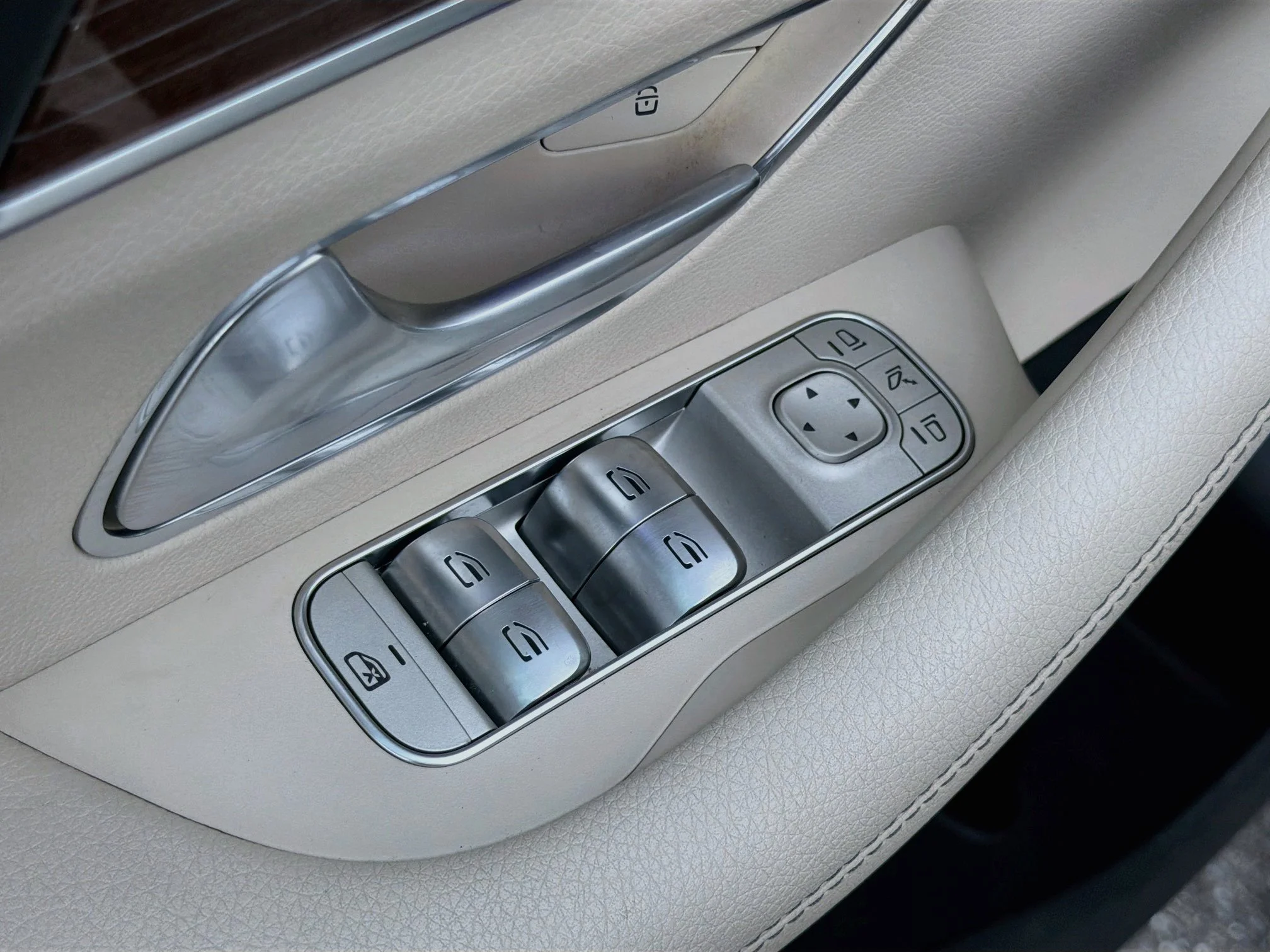 Used 2021 Diamond White Metallic Mercedes-Benz GLS 580 image 25