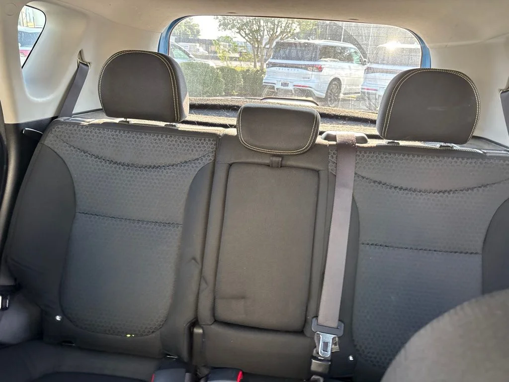 Used 2016 Blue Kia Plus image 19
