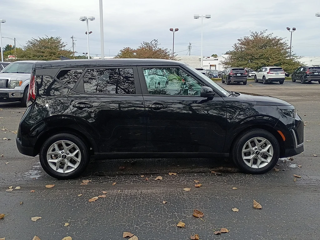 Used 2025 Fusion Black Kia LX image 2