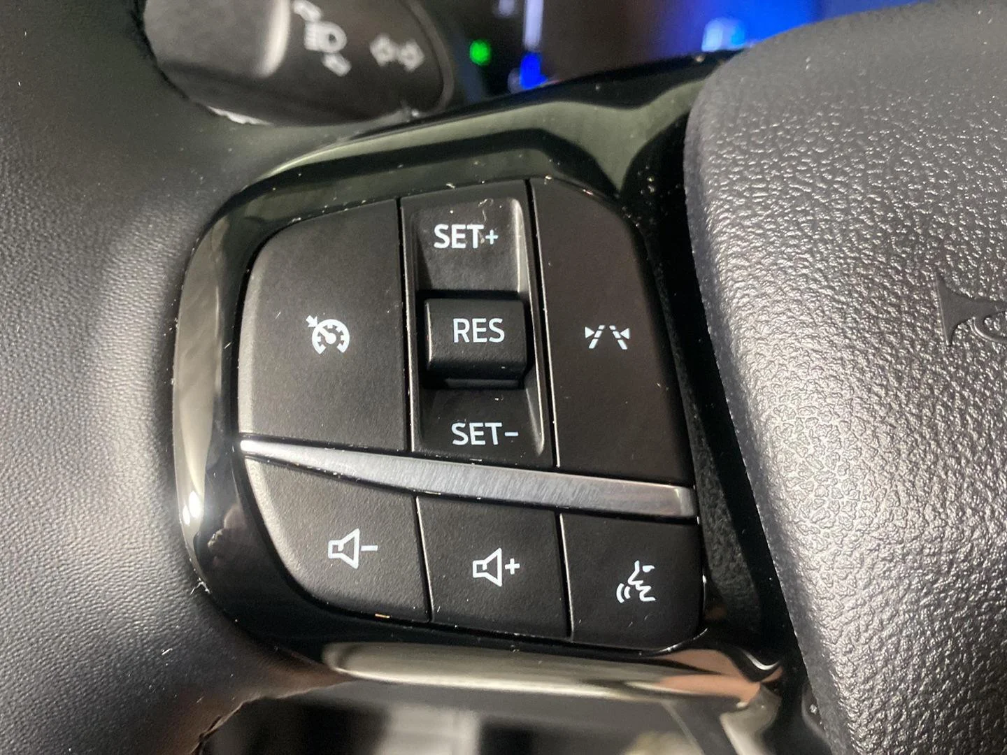 Used 2025 Space Silver Ford Active image 13