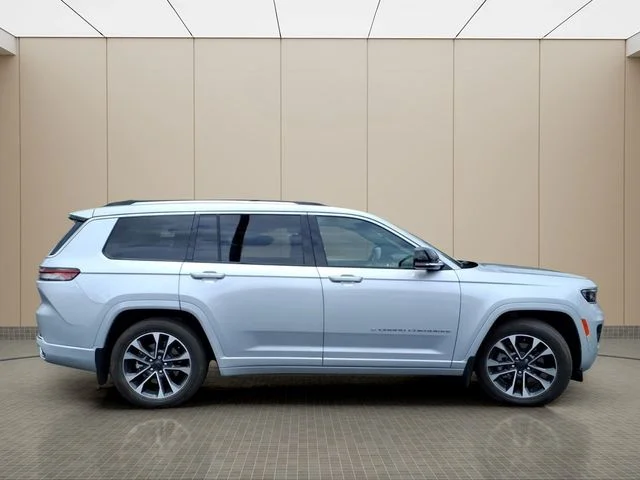 Used 2023 Silver Jeep Overland image 7