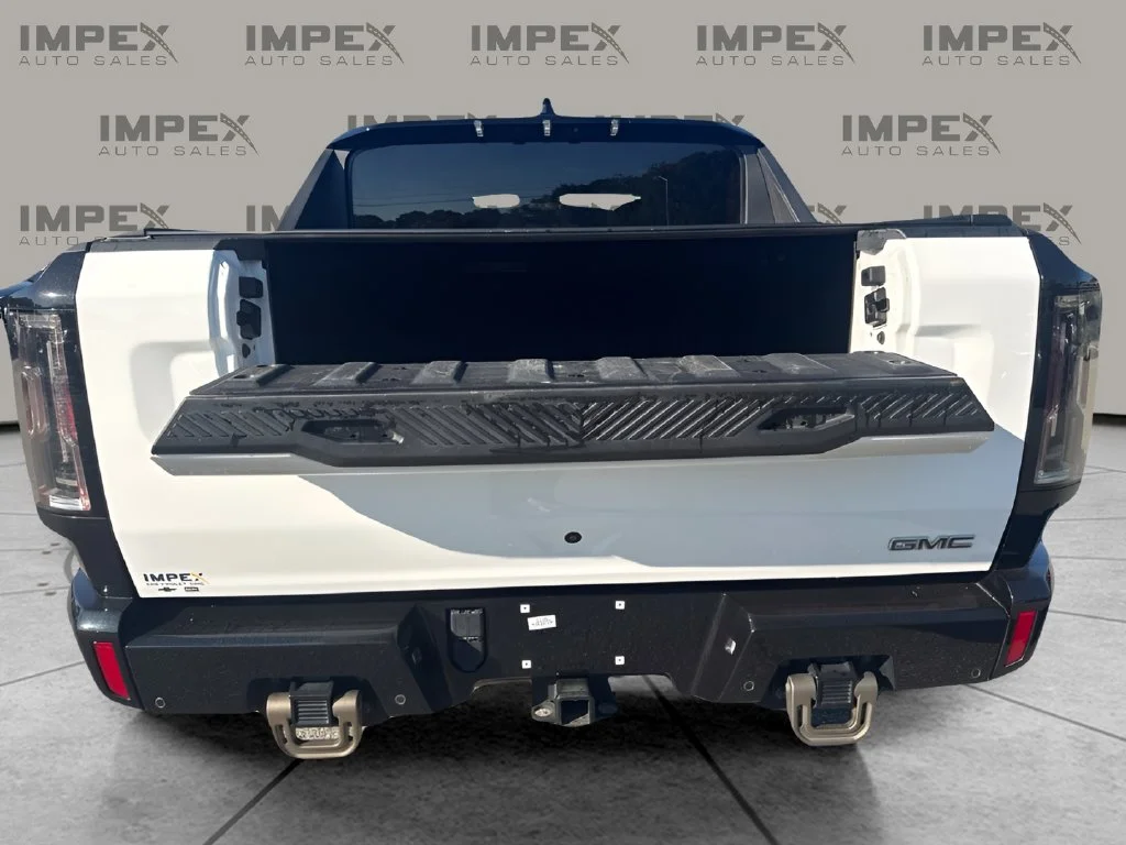 Used 2024 White GMC 2X image 29