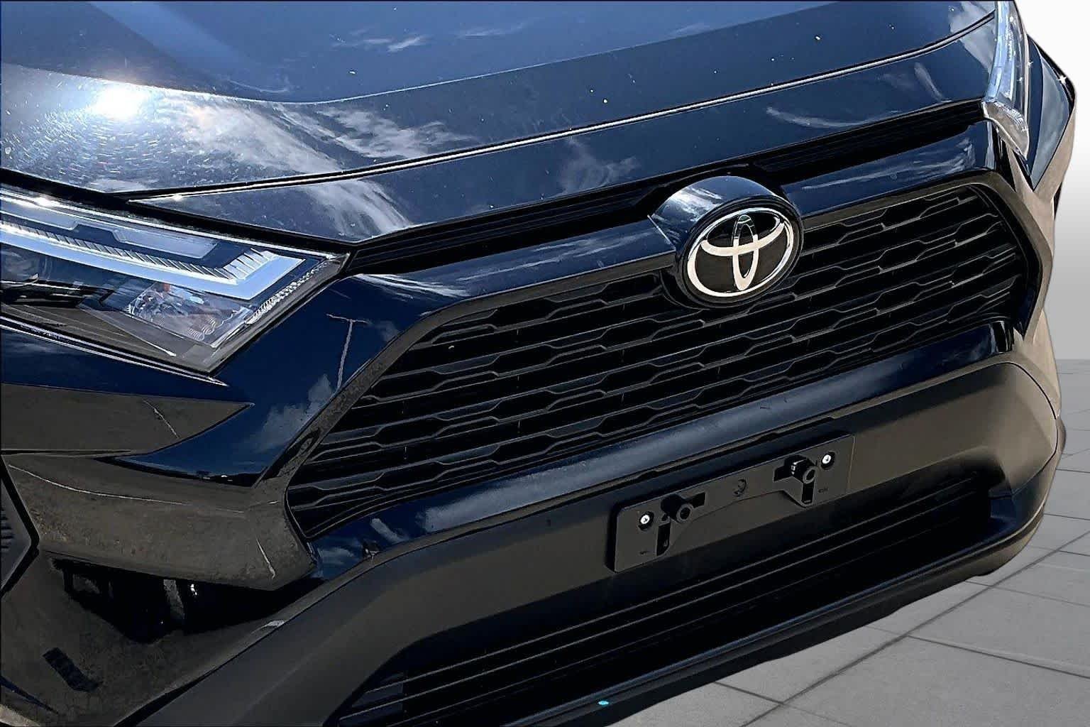 Used 2025 Midnight Black Metallic Toyota XLE image 30