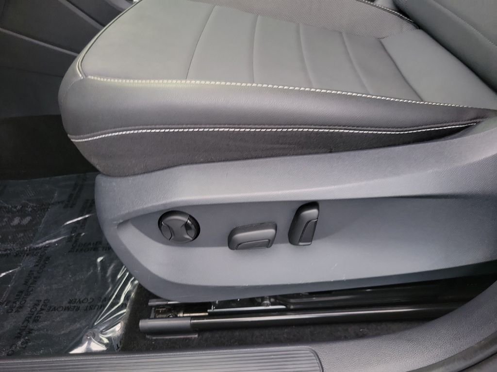 Certified Used 2024  Volkswagen 1.5T SE image 12