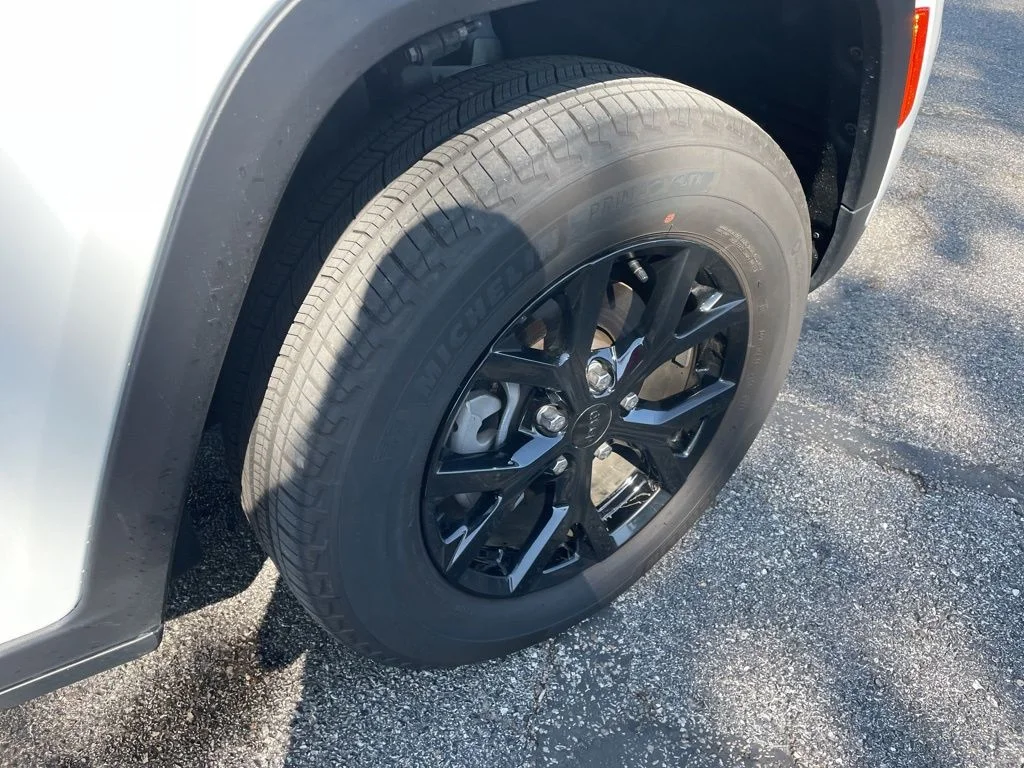 Used 2024 White Jeep Altitude image 12