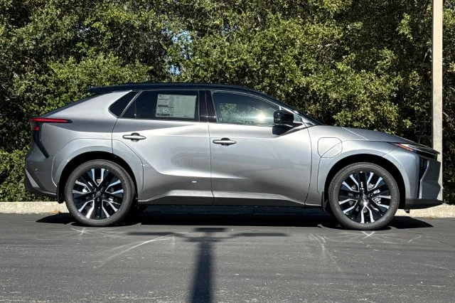 New 2026 Heavy Metal with Midnight Black Metallic roof <sup>1</sup> Toyota  Limited image 3