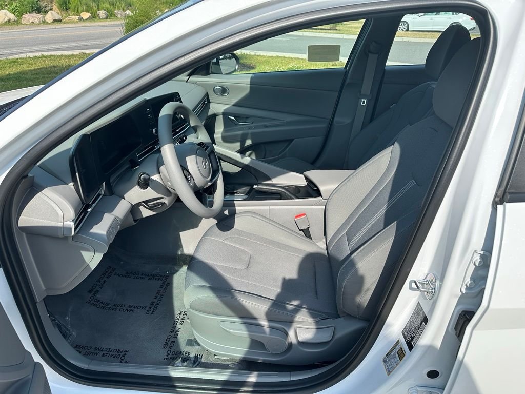 Used 2024 White Hyundai SE image 11