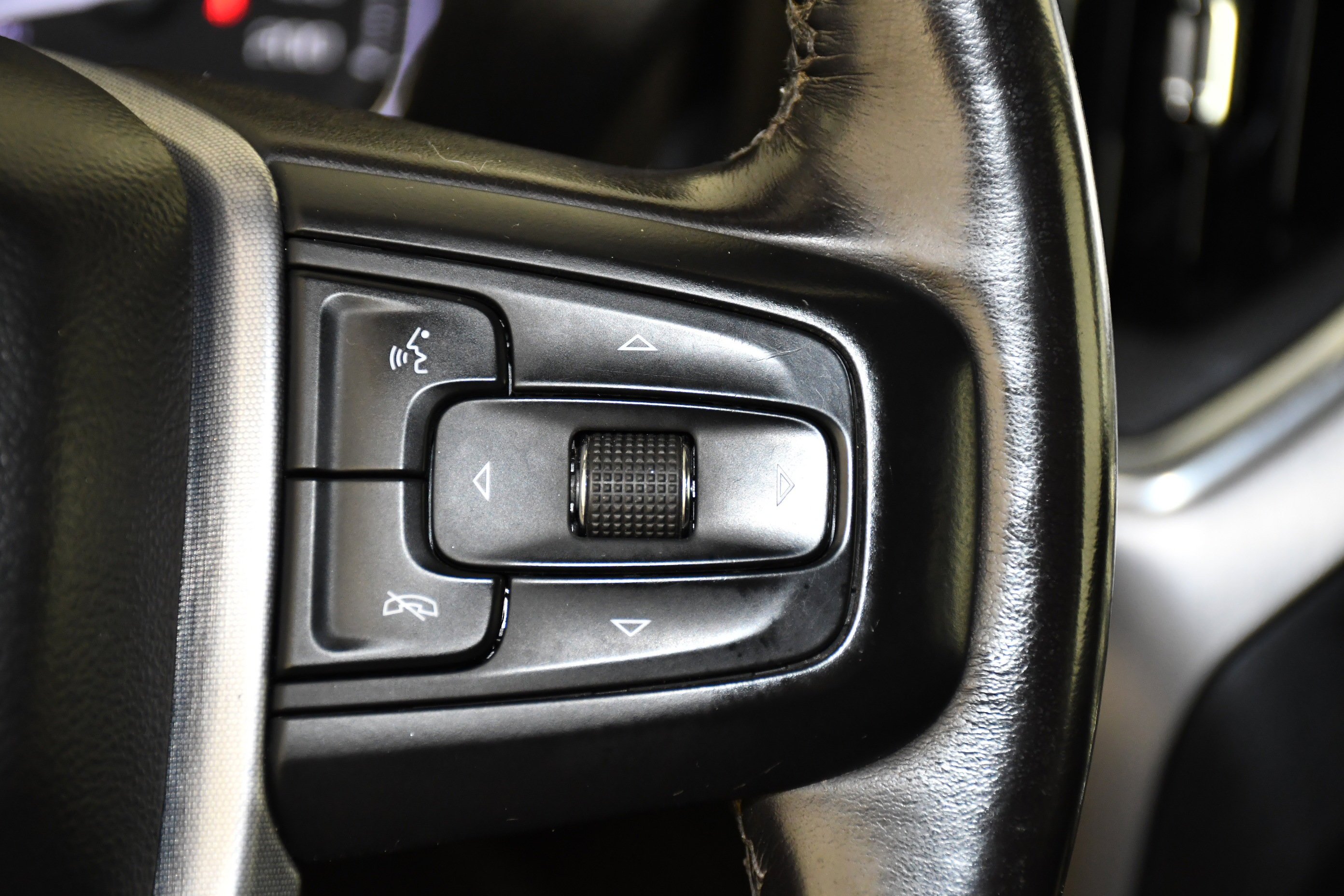Used 2022 White GMC SLE image 24