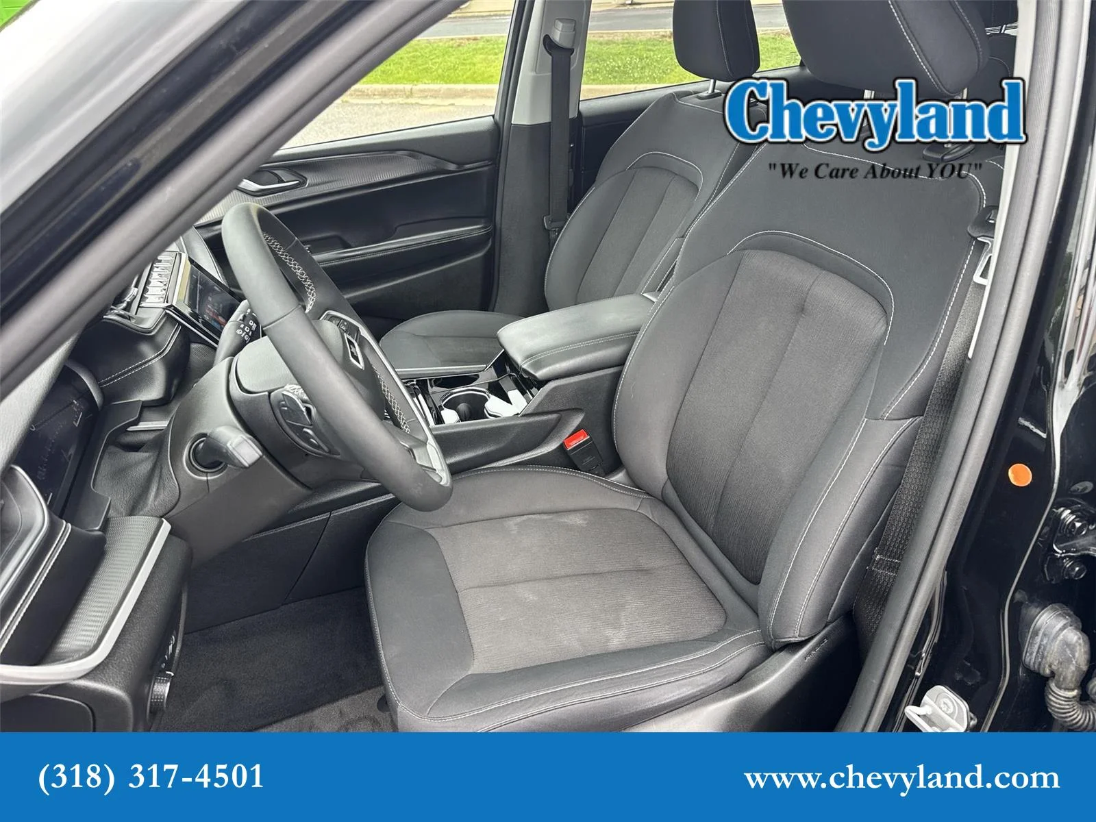 Used 2023 Diamond Black Crystal Pearlcoat Jeep Laredo image 19