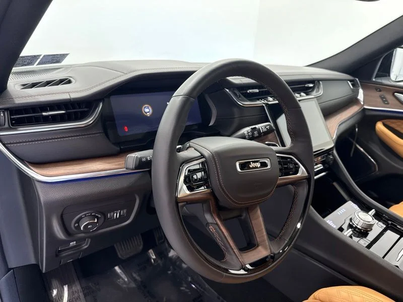 Used 2025 White Jeep Summit image 23