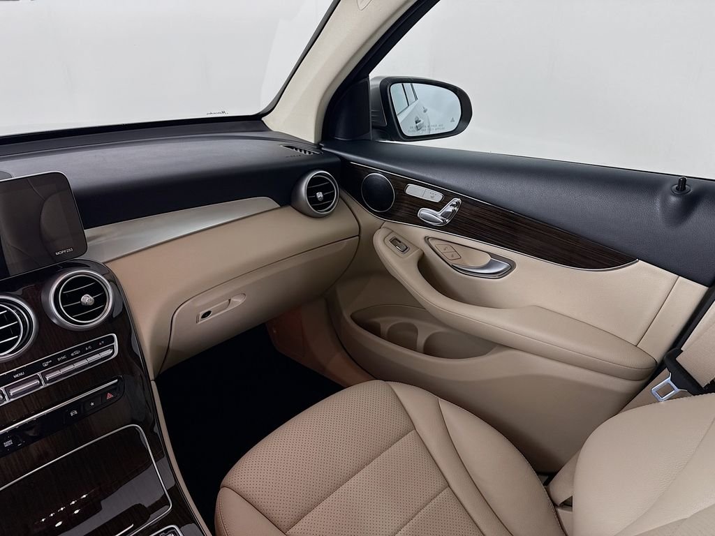 Used 2021  Mercedes-Benz GLC 300 image 22