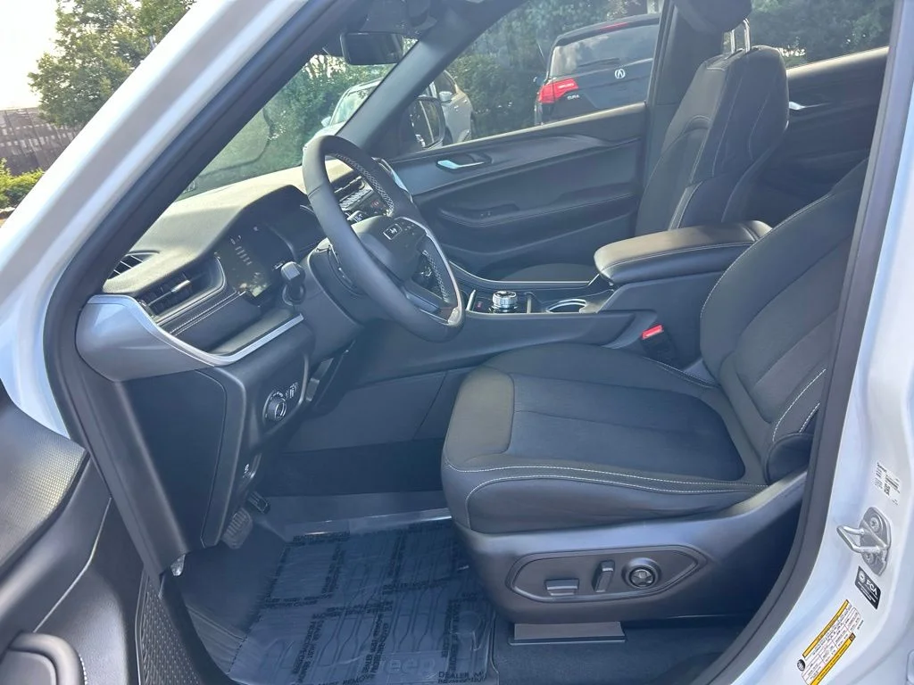 Used 2025 White Jeep Laredo image 18