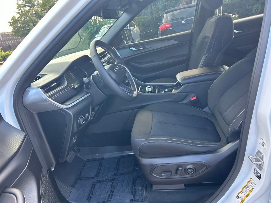 Used 2025 White Jeep Laredo image 18