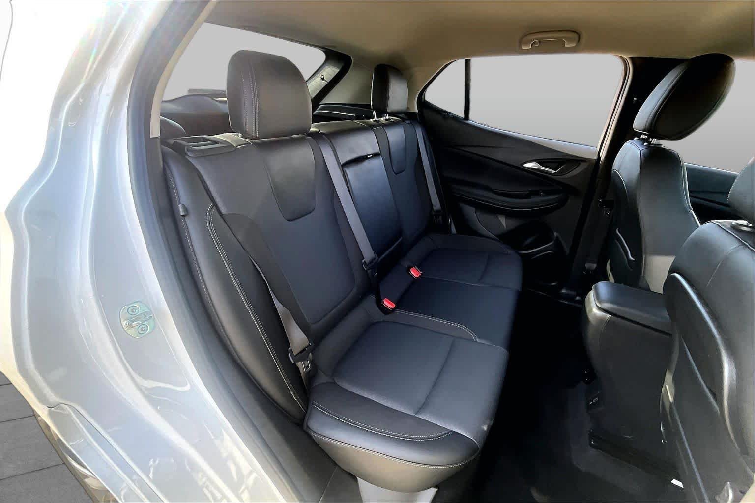 Used 2022 WHITE FROST TRICOAT Buick Select image 20